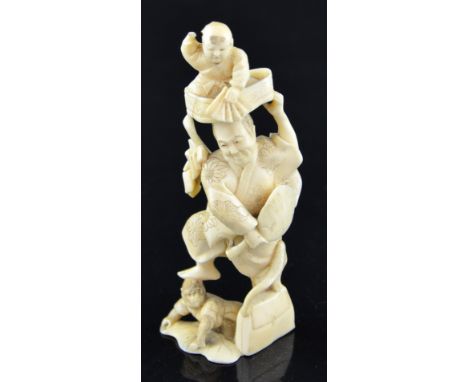 Early 20th century Japanese ivory okimono carved as a street entertainer, 14cm high,PLEASE NOTE: THIS ITEM CONTAINS OR IS MAD