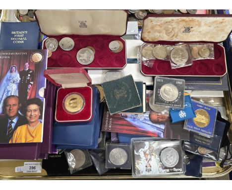 TRAY CONTAINING LARGE QUANTITY OF BOXED COINS, BRITISH FIRST DECIMAL COIN SETS ETC