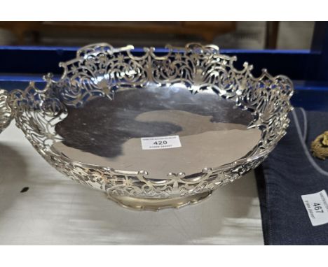 FINE 10" DIAMETER PIERCE SIDED FRETWORK DESIGN FOOTED SHEFFIELD SILVER FRUIT COMPORT RETAILED BY WALKER &amp; HALL SHEFFIELD,