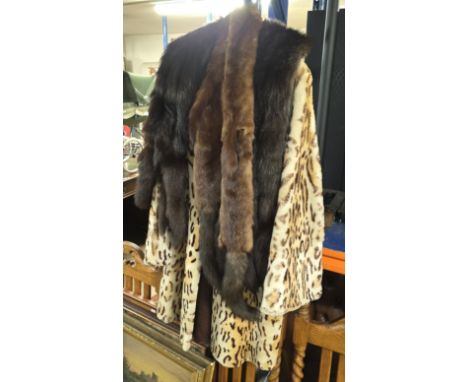 FUR LEOPARD PRINT COAT, 2 FUR STOLES