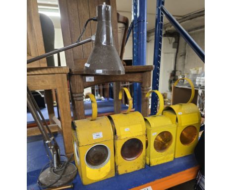 COLLECTION OF 4 METAL YELLOW PAINTED ROAD WARNING LIGHTS, VINTAGE ANGLEPOISE LAMP