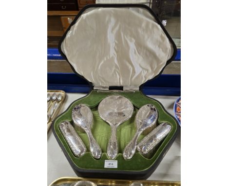 VERY FINE GOOD QUALITY 6 PIECE MATCHING BIRMINGHAM SILVER DRESSING TABLE SET COMPRISING HAND MIRROR, FOUR HAND BRUSHES &amp; 