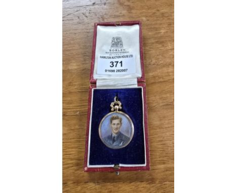 9CT GOLD MOUNTED PAINTED MINIATURE DOUBLE SIDED PORTRAIT PENDANT, WEIGHT APPROX 5.9 GRAMS