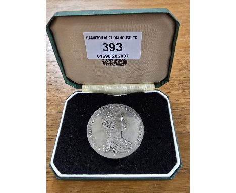 NATIONAL TRUST ELIZABETH THE SECOND CASED SILVER COIN, WEIGHT APPROX 25.6 GRAMS