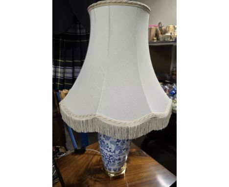 BLUE &amp; WHITE CHINESE STYLE TABLE LAMP &amp; SHADE     