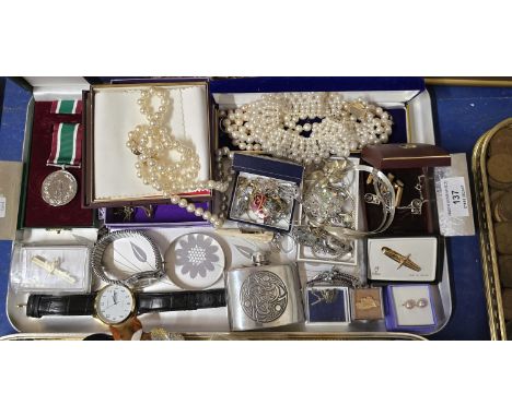 QUANTITY OF COSTUME JEWELLERY COMPRISING VARIOUS IMITATION PEARLS, SILVER NECK CHAIN, SILVER RENNIE MACKINTOSH CHAIN &amp; PE