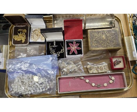 TRAY CONTAINING QUANTITY OF COSTUME JEWELLERY INCLUDING BROOCHES, RINGS, GILT CHAIN &amp; PENDANT ETC