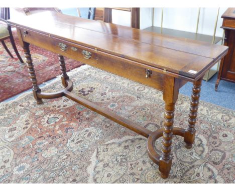 A good late 17th century style (modern reproduction); side table with two leaves opening onto loppers; the front section with