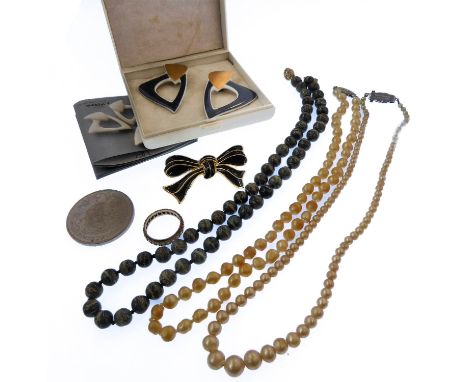 Assorted jewellery including a pair of ceramic ear clips by Hutschenreuther designed by Pierre Cardin for Maxim's, Paris (wit