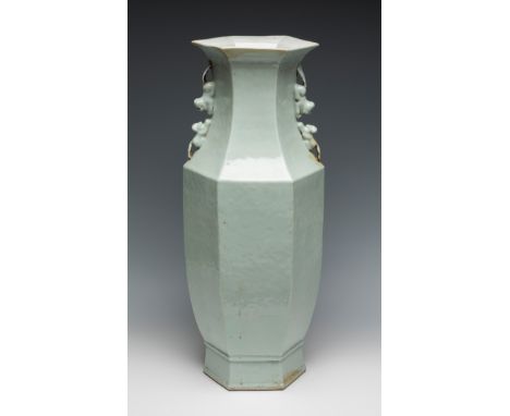 Chinese vase. Qing dynasty, 19th century.Blue-grey celadon porcelain.Some old restoration.Measures: 58 x 23 x 23 cm.Chinese v