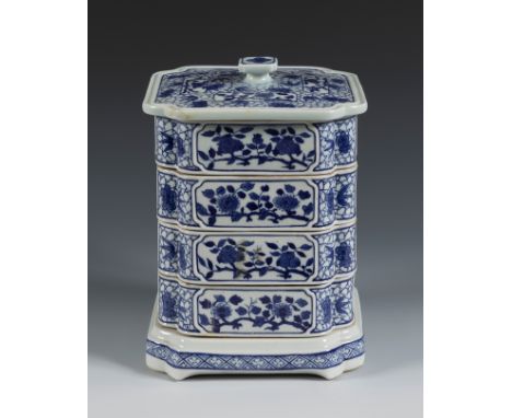 Basket. China, Dao Guang period, 1821-1850.PorcelainSeal on the base.In perfect condition.Measurements: 23 x 16,5 x 16,5 cm.T