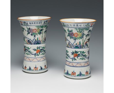 Pair of Chinese trumpet vases, "rose family". Qing dynasty, 19th century.Hand-painted porcelain.Measurements: 24 cm (height);