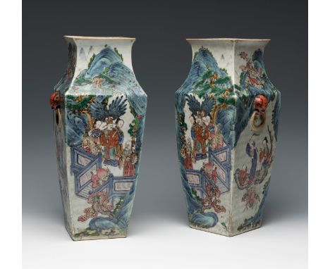 Pair of Chinese "rose family" vases. Qing dynasty, 19th century.Hand-painted porcelain.Chipped at the mouths.Measurements: 37