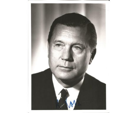 Dr. Kurt Lotz signed 7 x 5 b/w portrait photo. 18 September 1912 - 9 March 2005 was the second post-war Chief executive offic