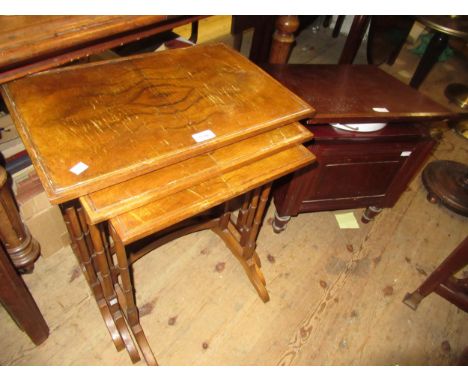 Nest of three figured walnut occasional tables on turned supports, 52cm wide, together with a mahogany box commode 