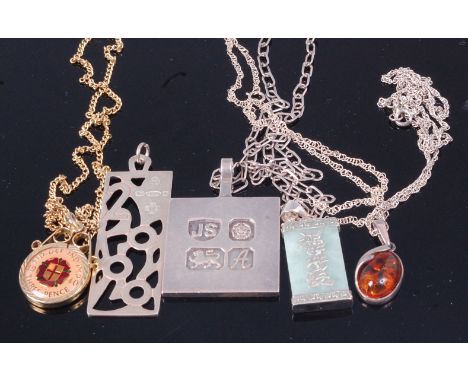 Assorted silver and gilt metal chains and pendants, to include a modern Chinese jade and silver example etc 