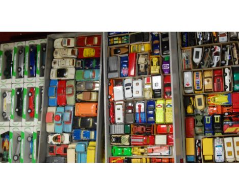 Seven trays of mixed modern issue and playworn diecast to include Mobil Collection, Corgi, Hot Wheels, Matchbox, and other lo