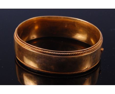 A ladies yellow metal hinged bangle, of plain undecorated form within ropetwist border, 26.3g   Condition Report / Extra Info
