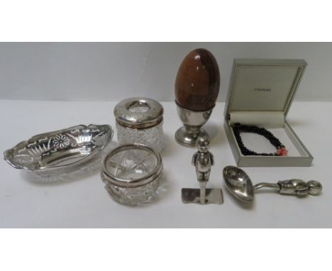 A silver bon bon dish, London 1937, of long oval pierced design, 10.5 cm long, 32 g gross; with a small silver mounted glass 