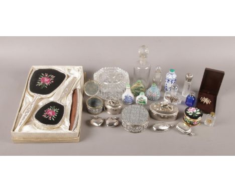 A small collection of trinkets. To include three piece bedroom brush set, glass perfume bottles and ceramic snuff bottles.  