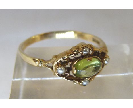 9ct gold peridot and seed pearl ring, size N