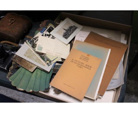 A COLLECTION OF VINTAGE EPHEMERA TO INCLUDE PHOTOS, BOOKLETS, PRINTS, LETTERS, ETC