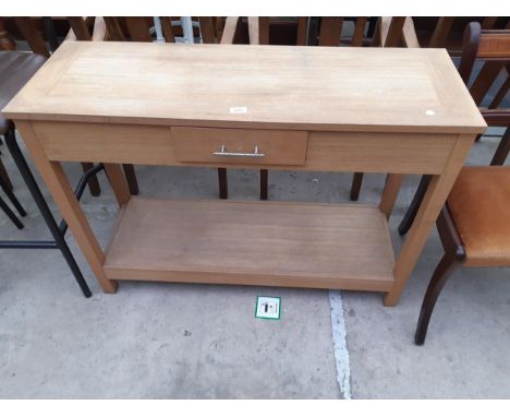 AN OAK EFFECT SIDE TABLE, 43" WIDE