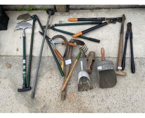 A COLLECTION OF VARIOUS GARDEN HAND TOOLS