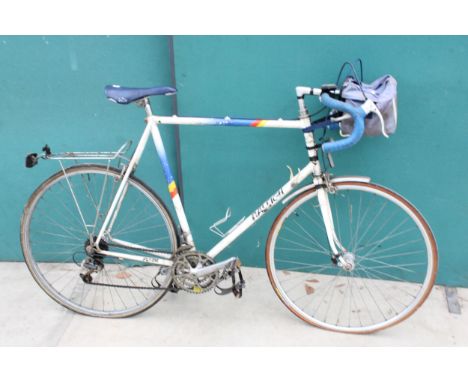 A VINTAGE RALEIGH ROAD RACING BIKE WITH 15 SPEED GEAR SYSTEM