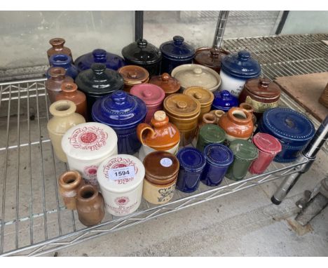 A LARGE ASSORTMENT OF CERAMIC AND STONEWARE LIDDED POTS AND VESSELS
