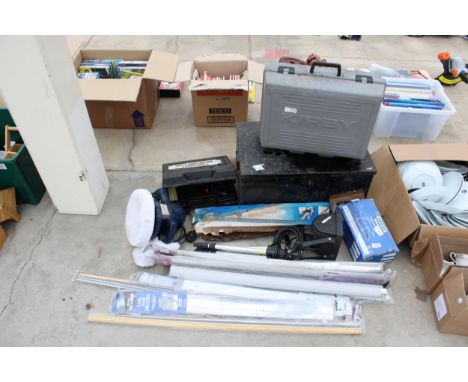 AN ASSORTMENT OF ITEMS TO INCLUDE A TRIPOD WORK LIGHT, A CAR BUFFER AND A TIN TRUNK ETC
