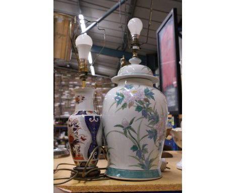 A LARGE 20TH CENTURY ORIENTAL DESIGN TABLE LAMP TOGETHER WITH AN IMARI STYLE TABLE LAMP