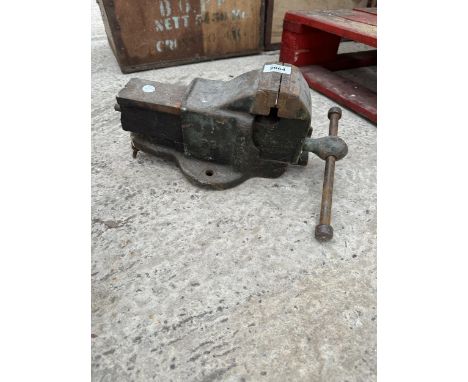 A VINTAGE CAST IRON RECORD BENCH VICE