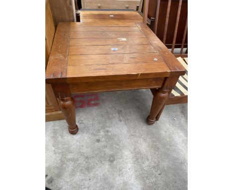 A HARDWOOD COFFEE TABLE ON TURNED LEGS, 28" SQUARE