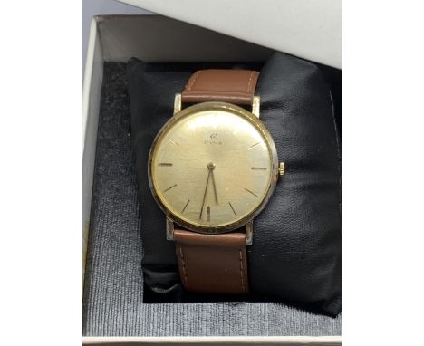 A VINTAGE CYMA GOLD PLATED WRISTWATCH WITH LEATHER STRAP IN A PRESENTATION BOX, SEEN WORKING BUT NO WARRANTY