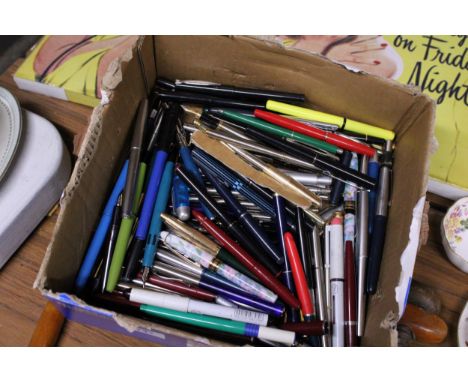 A LARGE COLLECTION OF VINTAGE PENS