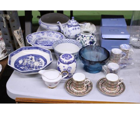 A QUANTITY OF CERAMICS TO INCLUDE FIVE WEDGWOOD 'CLIO' COFFEE CANS AND SAUCERS, VINTAGE BLUE AND WHITE POTTERY INCLUDING A RO