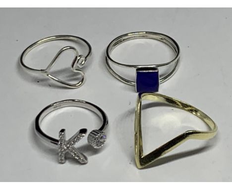 FOUR MARKED SILVER RINGS TO INCLUDE A K INITIAL AND A GOLD PLATED WISHBONE