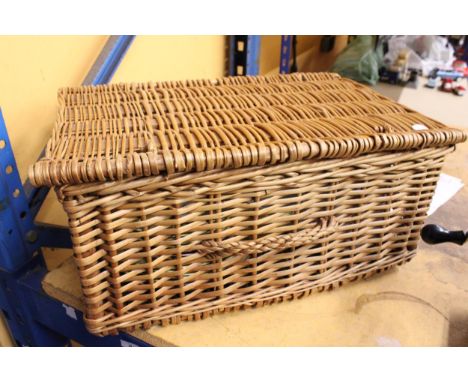 A WICKER PICNIC HAMPER CONTAINING A QUANTITY OF GAYDON MELMEX CUPS, PLATES, ETC