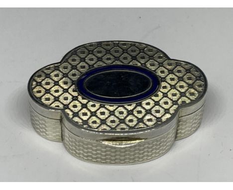 A MARKED SILVER TRINKET/PILL BOX WITH BLUE ENAMEL DECORATION
