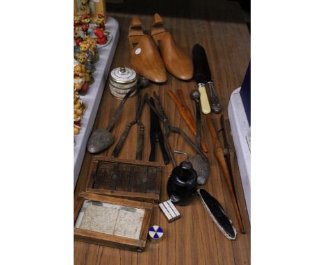 A QUANTITY OF VINTAGE ITEMS TO INCLUDE SHOE TREES, A GLOVE STRETCHERS, CURLING TONGS, A MOTHER OF PEARL AND BRASS LIGHTER, SM