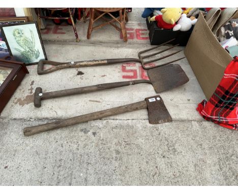 THREE VINTAGE GARDEN TOOLS TO INCLUDE AN AXE, A SPADE AND A FORK