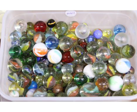 A COLLECTION OF VINTAGE MARBLES TO INCLUDE DOBBERS