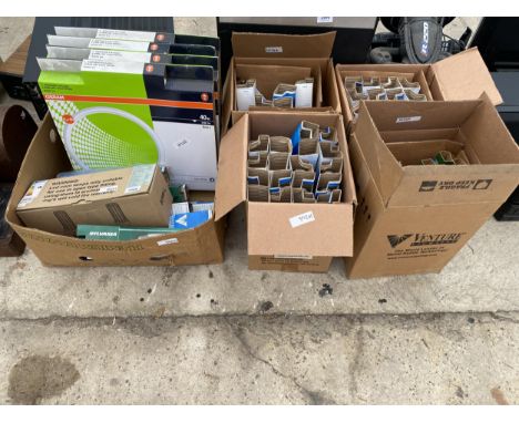 A LARGE QUANTITY OF ASSORTED LIGHT BULBS