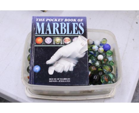 A COLLECTION OF MARBLES TO INCLUDE DOBBERS AND THE POCKET BOOK OF MARBLES