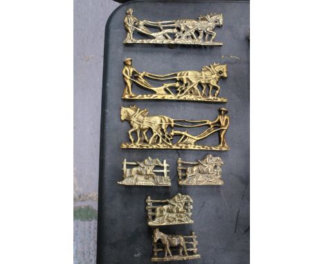 A QUANTITY OF BRASSWARE TO INCLUDE VINTAGE FARMERS PLOUGHING A HORSE WALL PLAQUES TOGETHER WITH LETTER RACKS