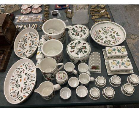 A LARGE COLLECTION OF PORTMERION CERAMICS TO INCLUDE MANY LARGE ITEMS - LIDDED DISHES, JUGS, OVAL DISHES, ROLLING PIN, BOWL, 