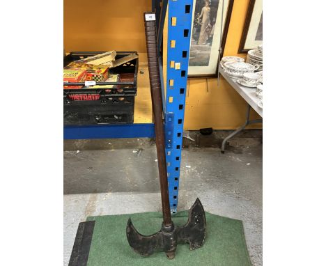 A VINTAGE MONUMENTAL AND EXTREMELY HEAVY AXE WITH WOODEN SHAFT - LENGTH 123 CM