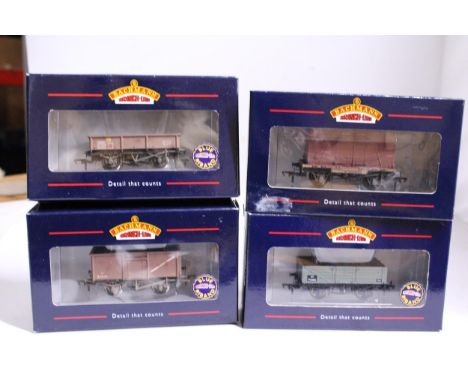 FOUR BACHMANN OO GAUGE ROLLING STOCK WAGONS TO INCLUDE 37-054 5 PLANK WAGON WOODEN FLOOR BR, 37-352 13 TON STEEL SAND TIPPLER