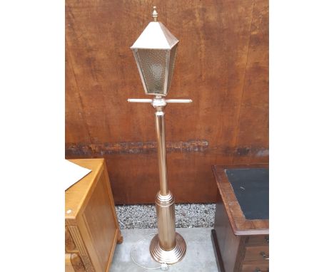 A METALWARE LOUNGE LAMP IN THE FORM OF A STREET LIGHT